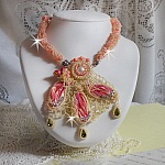 Collier Les D&eacute;lices de l'Et&eacute; brod&eacute; avec un ruban de soie Jaune et Rose, chatons en Cristal, cabochons poires, Corail Rose en pierre de gemme, r&eacute;sine, perles nacr&eacute;es, rocailles et Argent 925/1000 